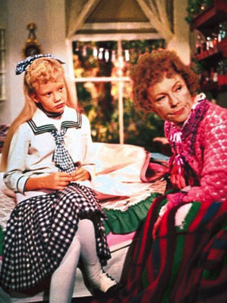 Dealing with a hypochondriac sourpuss, Pollyanna convinces the woman to make a quilt for the “let’s revolt against Aunt Polly” carnival.